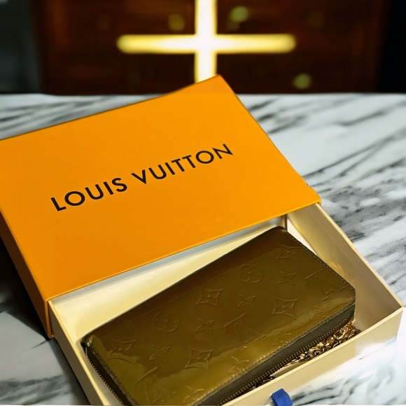 SOLD - Louis Vuitton Rare Long zippy ON CHAIN - Picture 5 of 16